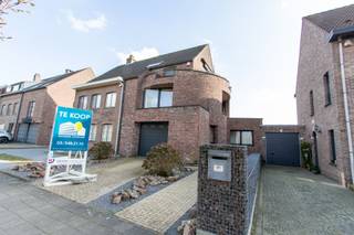 <div><div> <p>Halfopen bebouwing op toplocatie met zuid-gerichte tuin.</p><p>Deze halfopen bebouwing is gelegen op een absolute toplocatie, in een rustige straat die uitkijkt op een groen en aangenaam pleintje, ideaal voor wie comfortabel en rustig wil wonen. Via de inkomhal met gastentoilet betreedt u de woning, die meteen een gevoel van ruimte en licht uitstraalt. De inpandige garage is uitgerust met een automatische poort en biedt extra praktisch comfort. De leefruimte is afgewerkt met een stijlvolle natuurstenen vloer en beschikt over een combi pellet- en houtkachel, wat zorgt voor een warme en gezellige sfeer. Vanuit de leefruimte geniet u van een mooi zicht op het terras en de tuin. Aansluitend bevindt zich de keuken, uitgerust met een inductiekookplaat, dampkap, vaatwasser en koelkast, met aansluitend een handige berging. Het terras en de zuid-gerichte tuin hebben samen een oppervlakte van circa 200 m², waar u in alle rust kan genieten van de zon. Achteraan bevindt zich nog een tuinkamer of berging, ideaal als extra opslag- of hobbyruimte. Op de eerste verdieping bevindt zich de badkamer met inloopdouche, ligbad en dubbele wastafel. Verder zijn er twee ruime slaapkamers, waarvan één voorzien is van ingemaakte kasten. De zolderverdieping is ingericht als volwaardige kamer van maar liefst 36 m² en is eveneens voorzien van kasten. De woning beschikt over PVC-ramen die vernieuwd werden in 2010, een condensatieketel op gas, airconditioning in de leefruimte en de grote slaapkamer, en een alarmsysteem.</p></div> </div>