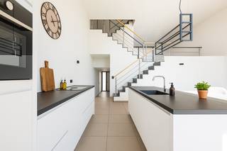 Deze recente woning (bouwjaar 2022) combineert hedendaags wooncomfort met een praktische indeling. We betreden de woning via een ruime inkomhal...