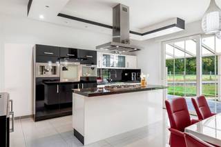 <p><span>Perfect onderhouden en energiezuinige HOB met 4 slaapkamers uiterst rustig gelegen te Beverlo.</span></p><p><span> </span></p><p><span>Belangrijkste troeven:</span></p><p><span>- Rustige ligging</span></p><p><span>- Kwalitatief afgewerkt en uitstekend onderhouden</span></p><p><span>- Zeer ruime woning (321 m²)</span></p><p><span>- EPC-score B</span></p><p><span>- 4 slaapkamers</span></p><p><span>- Kelder</span></p><p><span>- Rolluiken</span></p><p><span>- Bovenliggende terras</span></p><p><span> </span></p><p><span>Bekijk zeker ook de foto's en de grondplannen met de afmetingen. Zo krijgt u van thuis uit al een perfect beeld van wat deze woning te bieden heeft!</span></p><p><span> </span></p><p><span>Wenst u meer info of een vrijblijvende bezichtiging, contacteer dan ons kantoor op het nummer 011 85 15 15 en wij helpen u graag verder.</span></p>