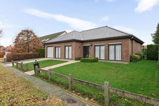 Goed onderhouden en degelijke open bebouwing op een perceel van 660 m² met 2 à 3 slaapkamers, garage en tuin! Rustig gelegen in een DOODLOPENDE...