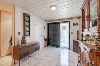 <p><span>Deze charmante, landelijk gelegen open bebouwing biedt een aangename combinatie van ruimte, rust en wooncomfort. De woning is gelegen op een mooie locatie en beschikt over een verzorgde tuin met vijver, waar u volop kunt genieten van de groene en rustige omgeving.</span><span> </span></p><p><span>Bij het betreden van de woning komt u terecht in de inkomhal met gastentoilet. Vanuit de inkomhal heeft u toegang tot de verschillende leefruimtes. De woning beschikt op het gelijkvloers over drie slaapkamers en een ruime badkamer, uitgerust met zowel een ligbad als een douche en een tweede toilet.</span></p><p><span>De ruime woonkamer vormt het hart van de woning en geniet van een aangename verbinding met de keuken. Aansluitend bevindt zich een veranda, een ideale plek om in alle rust te genieten van het zicht op de tuin en de vijver.</span><span> </span></p><p><span>Een bijkomende troef is de vaste trap naar de dakverdieping. Deze verdieping is momenteel ingedeeld in drie ruimtes, waaronder een nachthal, een extra slaapkamer en een praktische berging. Deze verdieping biedt bovendien interessante mogelijkheden voor wie nood heeft aan extra ruimte.</span></p><p><span>Buiten geniet u van een mooie tuin met vijver, een bijzonder aangename troef voor liefhebbers van groen, rust en privacy.</span><span> </span></p><p><span>Daarnaast beschikt de woning over een conforme elektrische installatie, wat een belangrijke meerwaarde vormt voor de toekomstige eigenaar.</span><span> </span></p><p><span>Kortom, deze open bebouwing biedt heel wat mogelijkheden dankzij de combinatie van een landelijke ligging, drie slaapkamers op het gelijkvloers, een extra slaapkamer op de dakverdieping, ruime leefruimtes en een mooie tuin met vijver.</span><span> </span></p><p><span>Een woning met ruimte, karakter en potentieel die absoluut een bezoek waard is!</span></p><p><span> </span></p><p><span>Voor meer informatie of een bezoek contacteert u Timothy van Immo Zone op 0474/ 41. 28. 40.</span></p><p><span> </span></p>