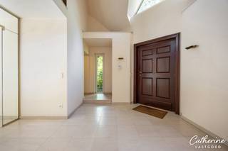 <p>Welkom aan De Singel 21, waar rust, ruimte en absolute privacy centraal staan. Deze vrijstaande villa (maar liefst 380 m² bewoonbaar) is idyllisch gelegen op een prachtig zuidoost georiënteerd perceel van 2.505 m².</p>
<p>Bij het binnenkomen ervaart u de ruimte en het natuurlijke licht. In de stijlvolle leefruimte, met gezellige zit- en eethoek, open haard en bar met zicht op de tuin komt u perfect tot rust. De ruime keuken met ontbijthoek biedt u ook alle comfort. Aansluitend is er ook een keukenberging. Buiten is het alle seizoenen genieten: de fraai aangelegde, volgroeide tuin met prachtige bomen beschikt over 2 overdekte terrassen en een ingebouwde BBQ. Hier beleeft u onvergetelijke avonden met familie en vrienden!</p>
<p>Deze villa past zich moeiteloos aan uw levensstijl aan. Dankzij twee volwaardige kantoorruimtes op het gelijkvloers is dit de perfecte uitvalsbasis voor een vrij beroep of privépraktijk. Ook kangoeroewonen behoort absoluut tot de mogelijkheden. Bovendien geniet u hier van levenslang wooncomfort dankzij de ruime master bedroom (met ensuite dressing en badkamer) op het gelijkvloers.<br />Verder is er ook een dubbele inpandige garage met berging.</p>
<p>Op de 1ste verdieping ontdekt u nog eens drie volwaardige slaapkamers, twee extra badkamers, een sauna en een ruime zolderberging. De 2de bijzonder ruime kamer biedt tal van mogelijkheden en kan desgewenst ingericht worden als zelfstandige studio (conciërge, nanny ...), de nodige aansluitingen voor een keuken en/of badkamer zijn reeds aanwezig.<br /><br />Om uw wooncomfort compleet te maken, beschikt dit eigendom nog over enkele fantastische extra troeven. Zo is het gelijkvloers voorzien van aangename vloerverwarming en is de hele woning veilig uitgerust met een alarmsysteem. Daarnaast is er een grote privatieve parking en is er een handige aparte, tweede inkom voorzien. Buiten is er ook een grondwaterput en een grote houtberging die discreet in de tuin werd geïntegreerd. Tot slot schuilt er boven de master bedroom nog een prachtig blanco canvas: een zolderruimte van maar liefst 38 m² met een mooie plafondhoogte, klaar om nog volledig naar uw eigen wensen in te richten!</p>
<p>De woning beschikt over een gunstig EPC-label C.<br /><br />De woning bevindt zich in de nabijheid van verschillende dorpskernen met winkels en horeca (Schilde, 's Gravenwezel, St-Antonius en St-Job-In't-Goor).</p>
<p>Heeft u altijd al gedroomd van een prachtig, ruim perceel waar u absolute rust en privacy ervaart? U heeft de unieke kans om de aanpalende bouwgrond van ca. 1.848 m² mee aan te kopen (vrijblijvend). Zo transformeert u uw tuin tot een exclusief landgoed van ruim 4.353 m² omgeven door groen.<br />Optionele aankoop aangrenzende bouwgrond: prijs op aanvraag.<br /><br />De woning is door de jaren heen met veel liefde en zorg onderhouden. Ze is instapklaar, maar biedt tegelijkertijd fantastische mogelijkheden om met uw eigen accenten of renovatie-ideeën uw ultieme droomthuis te creëren.<br /><br />P-score: C<br />G-score: A</p>
<p>Komt u de sfeer, de rust en het enorme potentieel van deze elegante villa met pachtige tuin waar u absolute privacy hebt graag zelf ervaren? Aarzel niet en neem vandaag nog contact met me op en we plannen meteen een bezoek in.</p>
<p>Catherine – 0472 23 14 51 – welkom@catherinevastgoed.be</p>