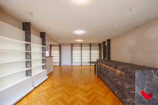 Ontdek deze statige alleenstaande commerciële villa met een royale bruikbare oppervlakte van meer dan 350 m², gelegen op een strategische toplocatie vlak bij de E40 en de invalsweg naar het Haasrode Researchpark.<br /><br />Momenteel stijlvol ingericht als schoonheidsinstituut, maar dankzij de flexibele indeling eenvoudig aan te passen naar zijn oorspronkelijke kantoorfunctie (zie foto's in bijlage), multidisciplinaire praktijk, vrij beroep of andere commerciële doeleinden.<br /><br />✨ Troeven van deze villa:<br />✔ Ruime en lichtrijke ruimtes, ideaal voor een professionele inrichting<br />✔ Grote tuin, perfect voor een groene en rustige werkomgeving<br />✔ Ruime parkeermogelijkheden, zowel vooraan als achteraan voor klanten en medewerkers<br />✔ Snel bereikbaar: op slechts 1 minuut van de afrit E40<br />✔ Verdiep telt 4 afzonderlijke kamers, alleen met ingebouwde kasten en lavabo<br />✔ Volledig onderkelderd (garage, wasplaats, stockage)<br />✔ Ingerichte keuken<br />✔ Airco<br /><br />Zoek je een commerciële ruimte met uitstraling, bereikbaarheid en flexibiliteit? Dan is deze villa de perfecte match!<br /><br />Interesse? Contacteer ons voor meer info of een bezoek op 016 23 21 45 of via info@bvm-vastgoed.be