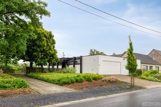 Ontdek deze goed gelegen bungalow op een perceel van 900 m² in een rustige en groene omgeving en toch op 5 minuten van het op- en afrittencomplex E17 Waregem.
<h4> </h4>
<h4><strong><u><em>Schrijf je in voor het bezoekmoment van 8 september via de zwarte knop "maak een afspraak" op onze website </em></u></strong></h4>
<h4>Troeven</h4>
✔ 15 recente zonnepanelen<br />✔10.000 liter regenwater <br />✔ Topligging in een rustige, groene buurt<br />✔ Perceel van 900 m² <br />✔ Dak vernieuwd in 2022<br />✔ Houtkachel in speksteen<br />✔ recent bijgebouw met overdekt terras<br />✔ Zeer ruime leefruimte <br />✔ Airco <br />✔ Dubbele garage en grote kelder<br />✔ Aangelegde tuin
<h4>De indeling van de woning gaat als volgt:</h4>
<br />Een <strong>inkomhal </strong>met apart <strong>toilet </strong>die toegang geeft tot de zeer ruime en <strong>lichtrijke leefruimte</strong> met gezellige lager gelegen <strong>zithoek </strong>en <strong>eetplaats</strong>. De leefruimte is uitgerust met <strong>airconditioning </strong>voor extra comfort. Aansluitend bevindt zich de <strong>keuken, </strong>de<strong> veranda </strong>en een <strong>aparte ruimte </strong>van 25 m<sup>2</sup> die dienst kan doen als bureau, extra living, hobbyruimte,....<br />Verder beschikt de woning over <strong>3 ruime slaapkamers</strong>, een <strong>badkamer </strong>met inloopdouche en bad en nog een <strong>apart toilet</strong> in de nachthal.<br />Een grote <strong>dubbele garage</strong> en een zeer <strong>grote kelder</strong>, ideaal voor extra stockage.<br /><br />Buiten enkel en alleen maar rust en groen zowel tegenover de woning als achteraan het perceel is enkel groen in het vooruitzicht.<br /><strong>Als extra troef is er nog een nieuw bijgebouw, ideaal als hobbykamer (momenteel ingericht als keramiekruimte) en een overdekt terras.</strong><br /><br />Contacteer Martijn voor een bezoek ter plaatse via:
<ul>
<li>martijn@maesconceptimmo.be</li>
<li>0470/62.95.68</li>
</ul>