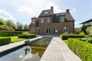 <p>Deze 5-slaapkamervilla met aangelegde tuin is gelegen aan het einde van een doodlopende straat in het groene Damme op een boogscheut van Brugge en Knokke.<br /><br />Indeling:<br />Gelijkvloers: inkomhal met gastentoilet, ruime leefruimte met zithoek en eetplaats, keuken met veel kastruimte en toestellen: gaskookplaat, oven, microgolfoven, vaatwas, koelkast, dampkap, spoelzone. Verder: bureau/gelijkvloerse slaapkamer.</p>
<p>Eerste verdieping: nachthal, slaapkamer met ensuite badkamer (ligbad met douche, dubbel lavabomeubel), 3 slaapkamers en badkamer (met douche en lavabomeubel).</p>
<p>Tweede verdieping: dressing/polyvalente ruimte.</p>
<p>Buiten: aangelegde voortuin met oprit, aangelegde achtertuin met o.a. vijver en beregeningssysteem, gemetselde tuinberging met zolder, serre</p>
<p>De woning scoort bijzonder goed qua energiezuinigheid dankzij z’n vloer-, muur- en zoldervloerisolatie, nieuwe centrale verwarmingsketel,.. Daarnaast is de woning voorzien van 2 regenwaterputten van elk 10.000l.</p>
<p>Uitrusting: alarm, bekabeling surroundsysteem, domotica, …</p>
<p>Van deze energiezuinige villa op 1886m² in rustige omgeving uw nieuwe thuis maken?</p>
<p>Contacteer Bonne Vastgoed 7 op 7 voor meer info via 0468/104040 of info@bonnevastgoed.be</p>