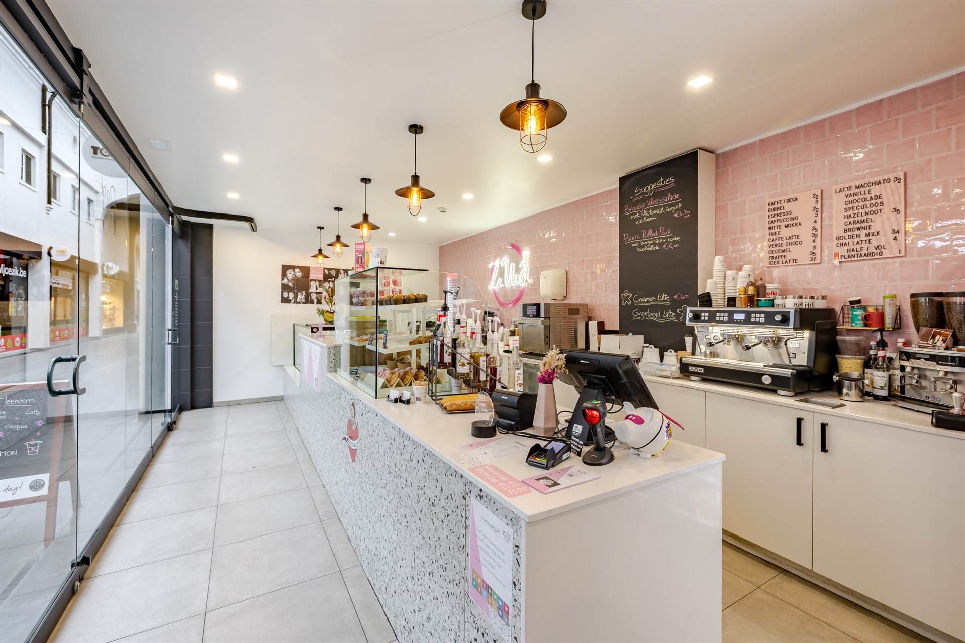 Overname: succesvolle broodjeszaak met topligging in het centrum - foto 4