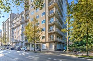<p><span>Ruim 2 slaapkamer appartement (ca 152m²) met balkon en prachtig zicht op het Albert - en Harmoniepark.</span></p><p><span> </span></p><p><span>Deze karaktervolle flat met zonnig terras bevindt zich op de zesde verdieping van Residentie THE </span><span>WHITE HOUSE.</span></p><p><span>Een standingvol complex met een marmeren inkomhal en een schitterend uitzicht op het </span><span>ALBERTPARK.</span></p><p><span>We betreden dit appartement via de royale inkomhal afgewerkt met natuursteen, wandverlichting en moderne ingebouwde kasten , comfort en charme staan hier centraal.</span></p><p><span>De zonverlichte ruime living met eiken parket is rijk omgeven door groen.</span></p><p><span>Een strakke afgewerkte keuken dewelke beschikt over kwalitatieve toestellen w.o. een praktische Amerikaanse ijskast, een oven en magnetron, vaatwasser , etc.</span></p><p><span>Verder heeft u 2 slaapkamers met massieve parketvloeren en een ingerichte bureauruimte met antieke schrijftafel en archiefkasten</span></p><p><span>Een moderne badkamer met ligbad en douche, een douchekamer met een fantastische regendouche en wasplaats.</span></p><p><span> </span></p><p><span>Bijzonderheden: </span><span><br /></span><span>* Mogelijkheid om een garagebox te huren voor 100€/maand.</span></p><p><span>* Beschikbaar vanaf 1 Mei 2026</span></p><p><span>* Kosten gemeenschappelijke delen: </span><span>€250,- (individueel verbruik van water en gas , gemeenschappelijke kosten (poetsploeg, lift, huisvuilophaling, camerabewaking, etc. ) </span></p><p><span>* Opmaak plaatsbeschrijving bij huurintrede en huuruittrede is € 400,- Exclusief 21 % btw </span></p><p><span> </span></p><p><span>De uitstekende locatie biedt gemakkelijke toegang tot de E19 en A12 (Antwerpen-Brussel) en het centrum van Antwerpen, evenals goede verbindingen met Mechelen, Brussel en Breda. Leuke buurtwinkels, de bruisende stad, openbaar vervoer en alle invalswegen zijn vlakbij. Supermarkten zoals Delhaize, Lidl en Albert Heijn bevinden zich eveneens in de onmiddellijke nabijheid. </span></p><p><span> </span></p><p><span> </span></p><p><span> </span></p><p><span> </span></p>