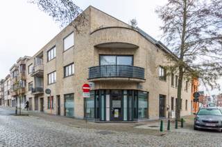 Een recent (bouwjaar 2000) en lichtrijk handels-/kantoorgelijkvloers (110m²).<br />TOP gelegen in het centrum, winkels en op wandelafstand van het station.<br /><br />Gelijkvloers: inkomhal met toilet, wachtzaal, 3 bureau’s, keuken, sanitair blok.<br /><br />Buitenschrijnwerk PVC dubbele beglazing - Individuele recente condensatieketel op aardgas<br />EPC: in aanvraag<br />Vrij bij akte.<br />Nutsvoorzieningen: individuele tellers water, gas en elektriciteit<br />Geen gemeenschappelijk lasten<br /><br />Stedenbouwkundige inlichtingen aangevraagd.