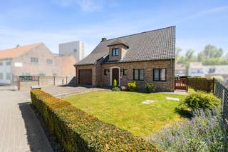 <p><br /></p><p><strong>Te koop in Meise: open bebouwing met 4 slaapkamers</strong></p><p>Deze ruime open bebouwing is gelegen in een rustige straat te Meise en wordt omringd door een prachtige groene omgeving. De woning biedt een comfortabele indeling en is dankzij de ligging nabij openbaar vervoer en invalswegen zeer vlot bereikbaar. De zeer grote tuin vormt een absolute meerwaarde: een heerlijke plek om te ontspannen en volop te genieten van het buitenleven. Londerzeel, Kapelle-op-den-Bos, Grimbergen zijn zeer makkelijk bereikbaar.</p><p><br /></p><p><strong>Belangrijkste ruimtes:</strong></p><p>• Inkomhal met ingemaakte kasten.</p><p>• Living met gezellige open haard en directe toegang tot de tuin.</p><p>• Keuken voorzien van dampkap en oven.</p><p>• Gelijkvloerse slaapkamer (20 m²), ideaal voor wie gelijkvloers wil wonen of als extra kantoorruimte.</p><p>• 3 slaapkamers op de verdieping (15 m², 13 m² en 12 m²).</p><p>• Dressing met praktische ingemaakte kasten.</p><p>• Badkamer met douche, ligbad, toilet en dubbele wastafel.</p><p>• Garage met kantelpoort, verlichting, verwarmingsketel en thuisbatterij.</p><p>• Berging met aansluitingen voor wasmachine en droogkast.</p><p><br /></p><p><strong>Troeven:</strong></p><p>• Uiterst rustig gelegen in een groene, residentiële omgeving.</p><p>• 4 slaapkamers, waarvan één op het gelijkvloers.</p><p>• Zeer grote tuin om in alle rust van het buitenleven te genieten.</p><p><br /></p><p><strong>Wens je een bezoek? Contacteer dan ERA LEUS &amp; TOYE via 02/335.11.12 en plan een afspraak met Thierry Van Campenhout.</strong></p>