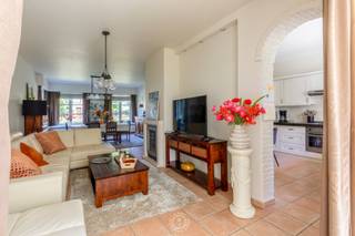 Deze knappe open bebouwing is gelegen op een <strong>prachtige locatie</strong> in Temse, waar u geniet van een rustige en groene omgeving, terwijl alle dagelijkse voorzieningen zich op korte afstand bevinden.<br /><br />Via de enorm charmante inkomhal betreedt u de woning, die u verwelkomt in een <strong>aangename en lichtrijke woonkamer</strong> met aansluitende <strong>veranda</strong>. Deze extra leefruimte vormt de ideale plek om het hele jaar door te genieten van het <strong>prachtige uitzicht</strong> op het omliggende groen. De geïnstalleerde <strong>keuken </strong>is praktisch ingericht en meteen gebruiksklaar.<br /><strong>Op het gelijkvloers</strong> bevinden zich verder <strong>twee volwaardige slaapkamers</strong>, een verzorgde <strong>badkamer</strong>, een apart gastentoilet en een<strong> ruime garage</strong> met aansluitende wasplaats en technische ruimte.<br /><br />Een absolute meerwaarde van deze woning is de <strong>eerste verdieping</strong>. Deze werd reeds volledig voorbereid en biedt tal van mogelijkheden om volledig naar eigen wens ingericht te worden. Dankzij de royale oppervlakte <strong>kunnen</strong> <strong>hier zonder moeite nog vier extra slaapkamers </strong>worden gecreëerd<strong>, </strong>al leent deze verdieping zich evengoed tot een <strong>combinatie van een hobbyruimte, bureel, speelkamer of extra leefruimte</strong>. Ideaal voor wie op zoek is naar een woning die moeiteloos kan meegroeien met de noden van vandaag én morgen.<br /><br />Ook <strong>buiten is het aangenaam vertoeven</strong>. De onderhoudsvriendelijke tuin is niet groot doch geniet u van <strong>volledige privac</strong>y en kijkt u op een groene long. <br /><br /><strong>Belangrijk om te weten</strong> is dat er een eventuele mogelijkheid bestaat om nog een stukje grond achteraan bij te kopen. Wij lichten u dit graag toe.<br /><br />Wenst u een bezoek in te plannen voor deze prachtige woning? Bel voor info of een vrijblijvend bezoek naar 03 502 98 74 of mail naar kristof@claves.be.