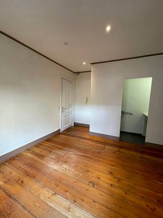 <span><strong>**ACADEMIEJAAR 2025-2026 - ENKEL STUDENTEN/STUDENTS ONLY - TWEEDE SEMESTER**</strong></span><br /><br />In de Blijde Inkomststraat bieden we nog enkele kamers met eigen douche aan! De keuken en toiletten worden gedeeld met de andere studenten in het gebouw. <span>Niet alleen de leuke ligging van het pand is een troef maar ook de faciliteiten in de nabijheid zijn mooi meegenomen. Supermarkten, scholen, campussen, aula’s, faculteiten, printshops, apotheek… op wandel/ fietsafstand.<br /><br /><span><strong>Meer informatie of een bezoek ter plaatse: verhuur@connect-immo.be </strong></span></span><br /><br />Huurprijs: €575 + €100 (water, elektriciteit, verwarming en internet)<br />* exclusief studententax