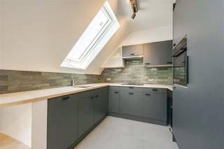 <p><strong>KIJKDAG ZA 29/08 | HUURRENDEMENT 5% | INSTAPKLAAR EN ENERGIEZUINIG APPARTEMENT MET TERRAS OP TOPLIGGING IN HARTJE AALTER</strong><br />In hartje Aalter, vinden we dit gerenoveerd appartement, vlakbij bakker, slager, supermarkten, scholen, restaurants, openbaar vervoer en met vlotte verbindingen naar onder meer Gent, Brugge en Brussel, doch met rustige ligging. Met een bewoonbare oppervlakte van 58 m² kan men genieten van een lichtrijke leefruimte met open en volledig geïnstalleerde keuken, 1 slaapkamer met ensuite badkamer en een zongericht terras. De warmtepomp en nieuwe veluxramen dragen bij tot een zeer energiezuinige eigendom. De lichte kleuren, warme tinten en kwalitatieve materialen zorgen dan weer voor een stijlvolle en moderne uitstraling. Met een huurrendement van maar liefst 5% is dit de ideale investeringseigendom maar ook als starterseigendom heel interessant.</p><p>Kijkdag op afspraak zaterdag 29 augustus, mail of bel om jouw afspraak vast te leggen. </p><p><strong>INDELING:</strong><br />We komen binnen in de inkomhal met afzonderlijk toilet. Vanuit de inkom komen we terecht in de ruime en lichtrijke leefruimte met open en volledig geïnstalleerde keuken.<br />De leefruimte biedt voldoende plaats voor een zithoek en eetplaats en biedt toegang tot het zongerichte terras.<br />Vanuit de leefruimte heeft men rechtstreekse toegang naar de ruime slaapkamer met ensuite badkamer met bad en lavabo met meubel.<br />Het appartement is volledig geschilderd en geniet een recente afwerking met moderne technieken.<br />Tot slot is er ook 1 staanplaats voorzien achteraan het gebouw.</p><p><strong>TROEVEN:</strong><br />- Topligging<br />- Energiezuinig<br />- Terras<br />- Huurrendement 5%</p>