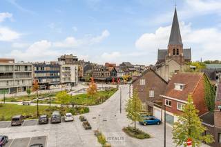 <strong>Een instapklaar appartement met een fijne en ruime indeling op dé mooiste plek van Neerpelt-centrum, met alle faciliteiten op wandelafstand (winkels, horeca, openbaar vervoer, kanaal, Dommelhof, …). Het appartement wordt momenteel verhuurd (dus zeer interessant voor investeerders), doch kan ook dienen voor eigen bewoning (mits het respecteren van de opzegperiode).<br /><br />INDELING : </strong><br />Ruime inkomhal<strong> </strong>(8m², centrale gang) – lichtrijke woonruimte (29m²) met vele raampartijen en een uitzonderlijk fijn zicht over de markt van Neerpelt – goed uitgeruste keuken (7m²) apart van de leefruimte – berging/wasplaats (4m²) met aansluitingen voor wasmachine en droogkast – slaapkamer 1 (14m²) – slaapkamer 2 (14m²) – beide slaapkamers geschikt voor een 2-persoonsbed – verzorgde badkamer (5m²) voorzien van wastafel en douche – apart wc (1,5m²)<br /><br />BIJZONDERHEDEN:<br />- Complex voorzien van lift<br />- Verzorgde gemeenschappelijke ruimte/inkom<br />- Renovatie in 2015 (vernieuwde elektra – vernieuwde verlichting – vernieuwde stucwerken – behandelde parketvloer)<br />- Appartement voorzien van extra kelderberging<br />- Appartement zonder autostandplaats/parking<br />- Fijne oppervlakte +/- 80m² (NBO)<br />- Centrale gasverwarming op basis van aardgas, calorimeters per appartement<br />- Gunstig energiepeil ( C )<br />- Buitengevels reeds geïnjecteerd voor beter EPC resultaat!<br />- Dak reeds vernieuwd en geïsoleerd voor beter EPC resultaat!<br />- Vernieuwde ramen in PVC (2015)<br />- Rolluiken voorzien op slaapkamers (2015)<br />- Extra bergruimte op kelderniveau<br />- Momenteel verhuurd aan €735/mnd (huurprijs incl. +/- €50 aan gemeenschappelijke kosten)<br />- Huurcontract opgezegd, dus weldra vrij beschikbaar!<br /><br /><strong>EPC: 220</strong>kWh/m² <strong>met certificaatnummer:</strong> 20260928-0003964487-RES-1<br /><br /><strong>O-peil:</strong><br /><strong>P-score: B*<br />G-score: B*</strong><br /><em>(B*: kleine kans op overstromingen onder klimaatverandering)</em><br /><br /><strong>Benieuwd naar dit toffe appartement?<br />Wenst U advies omtrent uw eigen woning? Graag plannen wij vrijblijvend met U een afspraak in om onze expertise met U te delen, steeds tot Uw dienst!!<br />Neem contact op met IDEALIS VASTGOED op 011/515 565 of mail naar info@idealisvastgoed.be!</strong><br />