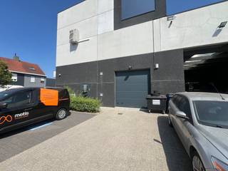 Ce récent entrepôt avec bureau est désormais disponible à la location à Lendelede. Une opportunité idéale pour ceux qui recherchent un immobilier commercial fonctionnel dans la région.<br /><br />La propriété a une superficie totale d'environ 209 m², divisée en environ 129 m² de bureaux et environ 80 m² d'entrepôt. La disposition est la suivante : une entrée avec un espace bureau séparé et une kitchenette équipée. De plus, il y a un bureau paysager spacieux avec une entrée supplémentaire pour recevoir les clients de manière professionnelle. Il y a un bureau séparé ou une salle de réunion à l'arrière. Deux portes permettent d'accéder directement à l'entrepôt d'environ 80 m², équipé d'un portail sectionnel automatique.<br /><br />Les avantages de ce bâtiment à Lendelede :<br /><br />- Équipé de panneaux solaires pour une consommation d'énergie pratique<br /><br />- Comprend 2 places de parking privées devant la porte<br /><br />- L'espace de bureau peut être loué en option, y compris le mobilier<br /><br />- Présence d'un système d'alarme et d'un système de caméra (en option à louer)<br /><br />- Immeuble récent et moderne au look professionnel<br /><br />Le prix n'inclut pas la taxe foncière, les frais communs et la TVA.<br /><br />Vous recherchez un bien immobilier commercial composé d'un entrepôt avec bureau à louer à Lendelede ? N'hésitez pas à nous contacter au 051 21 22 23.