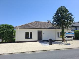 <strong>Instapklare, volledig gerenoveerde bungalow met 3 slaapkamers</strong><br />Bent u op zoek naar een instapklare woning waar comfort en rust hand in hand gaan? Dan zal deze smaakvol gerenoveerde bungalow in een rustige straat van Berlare u ongetwijfeld weten te bekoren. Dankzij de gunstige ligging nabij winkels, scholen en openbaar vervoer geniet u hier van alle dagelijkse voorzieningen binnen handbereik.<br />De woning biedt het comfort van volledig gelijkvloers wonen en verwelkomt u met een lichtrijke leefruimte die naadloos aansluit op de prachtige, volledig vernieuwde keuken. Deze moderne keuken is uitgerust met alle hedendaagse toestellen, waaronder een inductiekookplaat, combi-oven, vaatwasser en Amerikaanse koelkast.<br />Verder beschikt de woning over drie volwaardige slaapkamers en een stijlvolle badkamer met ruime inloopdouche. De praktische indeling maakt deze woning bijzonder geschikt voor gezinnen, koppels, alleenstaanden én senioren die comfortabel willen wonen zonder trappen.<br />Een extra troef is de ruime zolderverdieping, die tal van mogelijkheden biedt voor het creëren van bijkomende slaapkamers, een hobbyruimte, bureau of extra leefruimte.<br />Daarnaast beschikt de woning over een uitzonderlijk grote berging. Dankzij het ruime volume en de goede toegankelijkheid kan deze, mits het plaatsen van een poort, eenvoudig worden ingericht als garage voor een wagen, fietsen of extra opslag.<br />Vanuit de keuken geniet u via het charmante erkerraam van een prachtig uitzicht op de verzorgde tuin en het zonnige terras. De buitenruimte biedt een ideale balans tussen onderhoudsvriendelijkheid, privacy en rust. Bovendien beschikt de tuin over een praktische uitweg naar de achterliggende straat, wat bijkomende mogelijkheden creëert voor het plaatsen van een garage, carport of extra toegang.<br />De aanwezigheid van 12 zonnepanelen in combinatie met een thuisbatterij zorgt voor een lagere energiefactuur en een duurzame toekomst.<br />Interesse? Aarzel niet en plan vandaag nog uw bezoek. Deze unieke kans wilt u niet missen!<br /><br /><br />Vg - Wg - Gmo - Gvkr - VV