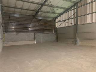 Magazijn van ca. 145 m² te huur in Geluwe.Afwerking en voorzieningen:- afzonderlijke schuifpoort- beton vloerLigging:Gelegen Tussen Ieper en...