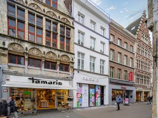 <strong><span>Stijlvol duplex appartement met 2 slaapkamers en terras, centraal gelegen in het bruisende centrum nabij alle belangrijkste straten en pleinen van Gent.</span></strong><br /><br /><span>Bezoekaanvragen via info@carloeggermont.be</span><br /><br /><strong><span>Stijlvol appartement</span></strong><span>, <strong>centraal gelegen</strong> in het bruisende centrum nabij alle belangrijkste straten en pleinen van Gent. Dit stadsappartement is het ideale rustpunt en de ideale uitvalsbasis in het hart van de stad.<br /><br />De residentie met karaktervolle gevel bestaat uit <strong>3 ruime appartementen</strong> en een handelsgelijkvloers. De ontwikkeling spreekt aan door zijn afwerking, <strong>authentieke elementen</strong> en <strong>hedendaags comfort</strong>.<br /><br />Het appartement is gerenoveerd met <strong>extra aandacht voor isolatie, esthetiek en duurzaamheid</strong>. Het beperkte aantal entiteiten zorgt voor de nodige <strong>privacy, een eenvoudig beheer en een lage kostenstructuur</strong>. Het appartement beschikt over <strong>een gunstige energiescore B</strong>.</span><br /><br />We betreden het duplexappartement langs een praktische inkomhal waar zich een apart gastentoilet bevindt. Op dit verdiep vinden we twee slaapkamers waarvan de ene nog voorzien is van een aparte ruimte voor bv. dressing. De tweede slaapkamer geeft ook toegang tot het privatief terras aan de achterzijde.<br /><br />Op de bovenste verdieping vinden we een lichtrijke, open ruimte die voorzien is van een praktische keuken, eetplaats en ruime leefruimte. Als extra is het verdiep nog voorzien van een tweede toilet.<br /><br />Een zolderluik geeft nog plaats aan wat extra bergruimte.<br /><br /><strong>Kortom, de ideale investering door: zijn financieel interessante structuur (lage klein beheer), zijn stijlvolle afwerking en zijn centrale ligging.</strong>