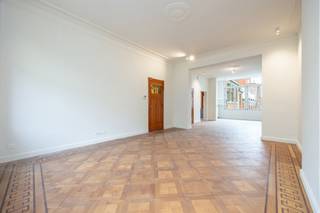 <p>Al sinds 1930 was de snoepjesfabriek Roodthooft, met de iconische "arabierekes" als uithangsbord, ondergebracht in de fabriekspanden aan de Lange Leemstraat. De oorspronkelijke boterfabriek werd gebouwd in 1905 en bestaat uit enkele gebouwen uit rode baksteen op het binnengebied en een sierlijk kantoor- en woongebouw aan de straatzijde. Deze gebouwen vormen de kern van de herbestemming van de hele site.</p>
<p>De hele site wordt een mix van kantoor- en woongelegenheden in combinatie met groen en open ruimtes. In totaal kent Confiserie Roodthooft 50 tal woonunits, gaande van eengezinswoningen met privé tuin, kleine appartementen tot grote luxueuze lofts met mooie terrassen. De bestaande site wordt uiteraard gekenmerkt door de vroege industriële sfeer van de oude panden. De nieuwbouw elementen die rond het binnenplein ingepland worden ondersteunen en versterken deze sfeer.</p>
<p>Het betreft een exceptioneel project waar oud en nieuw wordt gecombineerd.</p>
<p><strong><span></span><br /><br /></strong><br /><br /><br /><br /></p>