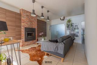 Deze volledig gerenoveerde woning combineert hedendaags wooncomfort met een uitstekende ligging. Dankzij de grondige renovatie en het gunstige EPC geniet u van een energiezuinige en instapklare thuis waar u meteen kunt intrekken.<br />De woning omvat een inkomhal, een bureau (ideaal voor thuiswerk), een ruime en lichtrijke leefruimte, een ingerichte keuken, een garage en een praktische kelder. Op de eerste verdieping bevinden zich drie ruime slaapkamers, dressing en een stijlvolle badkamer.<br />Een absolute meerwaarde is de grote, volledig geïsoleerde en afgewerkte zolder, die u volledig naar eigen wens kunt inrichten als extra slaapkamers, hobbyruimte, speelkamer of thuiskantoor.<br />Buiten geniet u van een ruim perceel met een praktisch bijgebouw dat voorzien is van alle nutsvoorzieningen en tal van mogelijkheden biedt, zoals een atelier, hobbyruimte of extra opslag.<br />Als extra troef bestaat de mogelijkheid om een aangrenzend weideperceel van 1.718 m² bij aan te kopen. Dit perceel is bovendien ook bereikbaar via de zijweg, wat zorgt voor een vlotte toegankelijkheid en extra gebruiksmogelijkheden. Kortom, een verrassend ruime, energiezuinige woning op een toplocatie in Buggenhout. Een unieke kans voor wie op zoek is naar comfortabel wonen met ruimte, zowel binnen als buiten. Voor info: dirk@berno.be