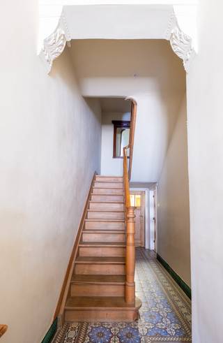 <p>In het rustige Houtem, een deelgemeente van Vilvoorde en grenzend aan Eppegem, bevindt zich deze karakteristieke bel-etage met 5 slaapkamers. De woning is centraal en rustig gelegen wat zorgt voor een uitstekende bereikbaarheid via invalswegen en autosnelwegen zonder grote drukte. <br /><br />Op de eerste verdieping vinden we het hart van de woning. De zeer grote leefruimte met open keuken en aansluitend aangelegd terras zorgt voor een zeer open gevoel en voldoende ruimte om gezellig te tafelen met familie en vrienden. Op deze verdieping vinden we ook nog een hal, twee slaapkamers waarvan één met en-suite badkamer en een apart toilet. <br />De tweede verdieping bestaat op zijn beurt uit nog eens 3 volwaardige slaapkamers en een ruime badkamer met douche, toilet en lavabo. De woning zit vol toffe extra's waaronder massieve deuren, patroontegels, en authentieke elementen. <br />Op het gelijkvloers hebben we een zeer grote garage en 2 opbergruimtes, alsook de toegang naar de tuin via een grote extra leefruimte met volledig ingerichte keuken. Perfect te gebruiken bij feestjes, bbq’s of om meer geniet te hebben van de grote rustgevende tuin. Er is een overdekt terras zodat je ook bij regenweer kan genieten van de buitenlucht. <br /><br />Deze gezellige en ruime woning is ook geschikt voor kangoeroe wonen, wonen en werken op dezelfde plek en dankzij de mogelijkheid tot het afsluiten van de woning naar de loods kan zowel de woning als de loods apart verhuurd worden. <br />Aarzel niet en maak snel jouw afspraak via een reactie op het zoekertje, een mailtje naar info@immosir.be of telefonisch op het nummer 0465 09 16 10. </p>