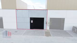 Nieuwbouw KMO-unit met een oppervlakte van <strong>+/- 178 m²</strong> en 2 privatieve parkeerplaatsen te huur. Fantastisch gelegen langs de Kwadestraat in de schaduw van het Westwing Park.<br /><br />Het<strong> casco magazijn </strong>is opgebouwd uit een staalconstructie met een buitenschil bestaande uit een combinatie van geïsoleerde betonpanelen en sandwichpanelen. De loods, brandklasse B, heeft een vrije hoogte van +/- 6 meter en is toegankelijk via een automatische sectionale poort (4 m B x 4,5 m H) met een aparte toegangsdeur en glaspartij. Verder is er verlichting, water en elektriciteit aanwezig. <br /><br />De unit maakt deel uit van het bedrijvenpark "<strong>Hexahub</strong>" dat ondernemen combineert met een knappe architectuur. De strategische ligging, pal in het hart van ondernemend Roeselare, aan afrit Rumbeke, AZ Delta en Westwing Park, zorgt voor een vlotte bereikbaarheid en biedt een uitstekende uitvalsbasis voor de hele regio.<br /><br />Ruime parkeer- en manoeuvreerruimte voorzien op het terrein. <br />Onmiddellijk beschikbaar.<br /><br />Contacteer <strong>PANORAMA B2B</strong> voor bijkomende inlichtingen, plannen of een vrijblijvend plaatsbezoek <strong>050 300 800</strong>.