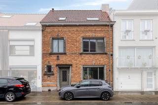 Deze karaktervolle woning in Sint-Kruis geniet van een uitstekende ligging op wandelafstand van Brugge en vlak bij de Polders en Damme. Winkels, scholen, sportcentra, de bibliotheek en openbaar vervoer bevinden zich in de onmiddellijke omgeving, wat zorgt voor een ideale combinatie van rust en bereikbaarheid.<br /><br />Bij het binnenkomen valt meteen de ruime inkomhal met authentieke trap en vestiaire op, die de woning een unieke uitstraling geeft. De lichtrijke leefruimte met zit- en eetgedeelte biedt een prachtig zicht op de diepe tuin en sluit aan op de ruime keuken. Verder bevinden zich op het gelijkvloers een berging, een wasplaats en een apart toilet. Via het schuifraam bereikt u het terras en de zonnige tuin met tuinhuis, waar u in alle privacy kunt genieten.<br /><br />Op de eerste verdieping vindt u drie volwaardige slaapkamers en een badkamer met ligbad, wastafel en toilet. Via de sierlijke houten trap bereikt u de tweede verdieping met een extra kamer en een ruime zolder die tal van mogelijkheden biedt, zoals extra slaapkamers, een bureau of hobbyruimte.<br /><br />De woning is uitgerust met aardgasverwarming, dubbele beglazing en een geïsoleerd dak. Bovendien is er de mogelijkheid om een autostaanplaats aan te kopen.<br /><br />Een karaktervolle woning met veel ruimte, een prachtige tuin en een topligging nabij het historische centrum van Brugge.<br /><br />De algemene voorwaarden van Dewaele DIY kunt u steeds raadplegen via dewaele.com.<br /><br />Bestuursmaatregelen in het maatregelenregister: nee