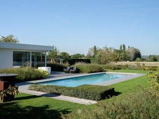 <p><span>FRASNES-LEZ-ANVAING | Exclusieve villa met panoramisch uitzicht.</span></p><p><span> </span></p><p><span> </span></p><p><span>Stel u voor: u wordt wakker met een weids uitzicht over het glooiende landschap, geniet van uw eerste koffie op het terras terwijl tuin baadt in het zonlicht, en sluit de dag af met vrienden aan de barbecue, naast het verwarmde zwembad. Elke dag voelt hier als vakantie. In een rustige doodlopende straat geniet u van absolute rust, een adembenemend uitzicht en een perfect aangelegde tuin met zwembad en poolhouse.Tegelijk bereikt u in enkele minuten de N60, A8, winkels, scholen en openbaar vervoer. </span></p><p><span> </span></p><p><span>Bij het binnenkomen valt meteen de overvloed aan licht en ruimte op. De royale leefruimte (70 m²) met grote raampartijen vormt samen met de leefkeuken met kookeiland het hart van de woning. De gezellige woonveranda met open haard en barbecue maakt elk seizoen bijzonder.</span></p><p><span> </span></p><p><span>Het gelijkvloers biedt daarnaast een slaapkamer met en-suite douchekamer, fitnessruimte, wasplaats, dubbele garage, atelier, berging en dubbele carport. Boven bevinden zich vier ruime slaapkamers met maatkasten, waaronder een stijlvolle master suite met dressing, badkamer en airco, een tweede badkamer en een "flying desk".</span></p><p><span> </span></p><p><span>Ook buiten ontbreekt niets: meerdere terrassen, een zwembad (12 x 3,5 m), een volledig uitgerust poolhouse en een prachtig aangelegde tuin nodigen uit om volop te genieten.</span></p><p><span> </span></p><p><span>Extra troeven? Een gunstig EPC, 28 zonnepanelen, warmtepomp voor het zwembad, twee regenwaterputten van 5.000 liter, alarmsysteem en extra parkeerplaatsen.</span></p><p><span> </span></p>