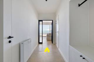 Profitez d'une expérience de vie unique dans cet appartement entièrement rénové au 3e étage de la Résidence Miramar, offrant une vue imprenable sur la mer.<br /><br />Avec une surface brute de 105 m² , cet appartement propose un agencement réfléchi et des finitions de haute qualité. L'entrée dispose d'un toilette invité séparé et mène à l'espace de vie lumineux avec une impressionnante largeur de façade de 6,70 mètres, où la vue panoramique sur la mer s'épanouit pleinement.<br /><br />Le point focal absolu est la cuisine élégante, entièrement équipée, avec des finitions de premier choix, parfaitement intégrée à l'espace de vie. De plus, l'appartement comprend une salle de bains moderne avec douche à l'italienne et meuble lavabo, un espace de rangement pratique et trois véritables chambres.<br /><br /><strong>Atouts supplémentaires :</strong>
<ul>
	<li>Label EPC A (score E 97)</li>
	<li>Installation électrique conforme à la réglementation en vigueur</li>
	<li>Inclus cave privative</li>
</ul>
<br /><span><em><strong>Possibilité d'achat de mobilier.</strong></em></span><br /><br />Un appartement prêt à emménager où luxe, confort et un emplacement privilégié en bord de mer se rencontrent harmonieusement.