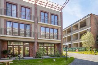 <h2><strong>Nieuwbouw te Tienen: doordacht ontworpen, verfijnd afgewerkt en klaar voor morgen</strong></h2><p>–<strong>Interessante aankoopformule onder registratierechten</strong>–</p><p>–<strong>Ondergrondse staanplaats, kelderberging en fietsenstalling</strong> <strong>inbegrepen in de vraagprijs-</strong></p><p>Een industriële look, met centrum Tienen om je hoek. Verscholen in een recent, hoogstaand woonproject geniet je hier van een uniek duaal leven. Enerzijds woon je in een verrassend rustig, groen binnengebied waar kinderen veilig en vrij kunnen spelen. Anderzijds woon je vlakbij de stad met scholen, horeca en winkels op wandelafstand waardoor je je werkelijk nooit zal vervelen. Maar ook Leuven, Brussel en Luik bereik je in een mum van tijd dankzij de nabijgelegen E40-verbinding of trein. </p><p>Van zodra je deze vondst betreedt, valt de aangename plafondhoogte meteen op. Grote raampartijen zorgen voor een overvloed aan natuurlijk licht, terwijl de open ruimte met uitgeruste keuken zich moeiteloos aanpast aan jouw manier van wonen. Zie je hier een royale eetplaats waar vrienden en familie samenkomen? Of maak je er liever een knusse zithoek van? Dankzij de doordachte indeling kan het allebei. Het stijlvolle kookeiland vormt daarbij het natuurlijke hart van de woning. Op mooie dagen loopt die leefkwaliteit naadloos door op het groen omringde terras.</p><p>En in de afwerking schuilt verfijning. Zo werd de wasplaats subtiel geïntegreerd. Binnendeuren met verzonken scharnieren versterken het minimalistische karakter én zorgen voor een aangename akoestiek. Beide onzichtbaar, maar het comfort ervan voelbaar. Op de etages wacht daarnaast een indeling die maar zelden komt opdagen. Drie volwaardige slaapkamers, elk met een eigen badkamer, zorgen samen voor een ongezien wooncomfort. Iedereen beschikt over een eigen plek met privacy. Ideaal voor gezinnen met opgroeiende kinderen, inwonende jongvolwassenen of voor wie gasten graag verwent met een luxe die geen grenzen kent. En ook technisch kijkt de woning verder dan vandaag. Vloerverwarming op alle verdiepingen, zonnepanelen, ventilatiesysteem D en voorbereidingen voor meerdere lucht-luchtwarmtepompen zorgen ervoor dat comfort én duurzaam hand in hand gaan. </p><p>Ondergronds beschikt de woning bovendien over een private autostaanplaats, een aansluitende kelderberging én een eigen fietsenstalling, allemaal inbegrepen in de verkoopprijs. En omdat de verkoop onder registratierechten verloopt in plaats van het btw-stelsel, heb je ook financieel een goede zaak in de maak.</p><p>Kortom, een thuis recent en duurzaam gebouwd, in een buurt waar elke levensgenieter van houdt. Zin in een bezoekje? Geef Jes dan een seintje.</p><figure><div></div></figure>