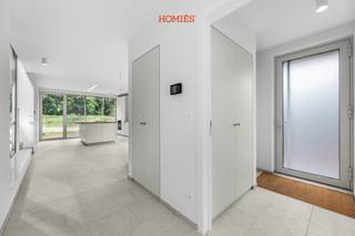 Prachtige halfopen nieuwbouwwoning in Lubbeek. Combineert hedendaags wooncomfort met een landelijke omgeving, terwijl Leuven, het industrieterrein Haasrode, AB-Inbev, IMEC, UZ Leuven,... dichtbij liggen. Via het fietsknooppuntennetwerk, dat vlak aan de woning start, bereikt u Leuven eenvoudig met de fiets. Ook de E40 is vlot bereikbaar en er bevindt zich een bushalte aan de woning. Bovendien liggen het centrum van Lubbeek en de Diestsesteenweg, met tal van winkels en grootwarenhuizen, op korte afstand. De woning werd ontworpen met oog voor ruimte, licht en energiezuinigheid. Ruime en lichtrijke leefruimte met volledig ingerichte open keuken. Dankzij de grote raampartijen geniet u van een aangenaam zicht op de tuin en een binnenpatio. Op de verdieping bevinden zich drie volwaardige slaapkamers, waarvan één met een volledig ingerichte dressing, en een comfortabele badkamer. De woning beschikt over een eigen perceel zuidgericht tuin/bos van ongeveer 2.000 m². Daarnaast beschikt elke woning over een eigen tuinhuis. Op technisch vlak is deze nieuwbouw (eerste bewoning) volledig uitgerust met alle hedendaagse comfort, waaronder zonnepanelen, vloerverwarming, een lucht-waterwarmtepomp, een ventilatiesysteem type D, een regenwaterput en een laadpaal voor elektrische voertuigen. De huurprijs bedraagt €1.950 per maand, aangevuld met een vaste kost van € 50 per maand voor de gemeenschappelijke kosten (tuin). Meer informatie: info@homies.be.