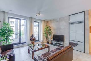 <p><strong>Assistentiewoning op het Eilandje </strong>met Inpandig het GZA zorgcentrum – Nieuwbouwappartement (Bwj. 2016) gelegen aan het Kattendijkdok.</p>
<p><span>Gelegen boven Delhaize supermarkt en KBC Bank </span>aan tramhalte 24 en <span>het </span><span>CADIX ziekenhuis.</span></p>
<p>Het appartement omvat een inkomhal met vestiairekast, een extra ruime berging en een aparte wasplaats. De lichtrijke en stijlvolle living met tegelvloer sluit aan op een aparte, <strong>volledig ingerichte keuken</strong> voorzien van alle toestellen. De ruime slaapkamer beschikt over een <strong>ensuite moderne badkamer </strong>met inloopdouche en toilet.<br /><br />Verder heeft het appartement een zeer <strong>ruim, zuidwestgericht terras met zicht op het water</strong>. Deze instapklare assistentiewoning is <strong>zeer smaakvol en luxueus afgewerkt</strong> en geniet bovendien van <strong>verminderde onroerende voorheffing</strong>.</p>