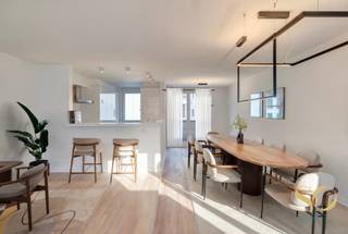 Deze prachtige duplex in de Naamsestraat, gelegen in een prestigieuze wijk, combineert modern comfort met elegantie. Het appartement beschikt over...