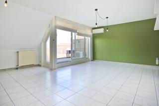 Découvrez ce spacieux appartement duplex, alliant confort, fonctionnalité et excellente situation.

Dès l'entrée, vous accédez à un hall d'entrée qui dessert le lumineux séjour avec espace salle à manger et une cuisine ouverte entièrement équipée. Le hall donne également accès à une première chambre disposant de sa salle de douche privative avec lavabo. Depuis le séjour, vous profitez d'une agréable terrasse, idéale pour vous détendre.

À l'étage se trouvent une seconde pièce équipée de placards intégrés, pouvant parfaitement servir de chambre, de dressing ou d'espace bureau, ainsi qu'une seconde salle de bains avec baignoire et lavabo.

L'appartement dispose également d'un espace de rangement pratique offrant un confort de stockage supplémentaire.

L'immeuble est équipé d'un ascenseur et l'appartement bénéficie de la climatisation. Grâce à son excellent certificat PEB B, vous profitez d'un logement économe en énergie.
Sa situation constitue un véritable atout : à quelques pas des transports en commun, des commerces et des écoles, vous bénéficierez de toutes les commodités à proximité.

Charges communes : 90 €/mois
Provision pour la consommation privative d'eau : 30 €/mois