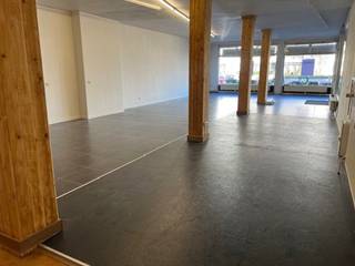 Goed gelegen magazijn te huur ( 115m²)<br /><br />In het magazijn is er een aparte ruimte met een aparte wc en kleine aparte ruimte.<br /><br />Voor meer info of een bezoek ter plaatse kan u vrijblijvend contact opnemen met Philip op het nr.: 0476/999.029 of philip@reds.be