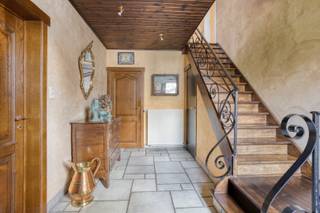 Deze charmante woning van 256 m² met vier slaapkamers is gelegen in Wommelgem en biedt een aangenaam wooncomfort. Bij binnenkomst kom je in een...