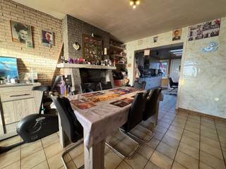 <p><span>GEZINSWONING MET ZALIG LANDELIJK TUINGEVOEL</span></p><p><span> </span></p><p><span>In het landelijke Aalbeke komt deze gezinswoning aanzetten met veel woonruimte en een extra large tuin.<br />Een nieuwe gevelbekleding en nieuwe ramen zorgen onmiddellijk voor een warme sfeer.  </span></p><p><span>In de royale leefruimte vinden we een comfortabele zithoek, een eethoek en een grote woonkeuken waar gezellig tafelen en koken perfect samengaan. <br />Aansluitend is een kleine veranda dit het buitencontact levendig houdt.<br />Er zijn 4 slaapkamers verdeeld over 2 verdiepen en er is een nette badkamer met inloopdouche.<br />Een grote berging en een praktische kelder zorgen voor voldoende bergruimte.<br /><br />Achteraan komt de zon graag opzetten, een groot terras aangevuld met en groene tuin zorgt voor heel veel buitenplezier.</span></p><p><span>De woning is voorzien van een pak zonnepanelen die zorgen voor een gecontroleerd verbruik.</span></p><p><span> </span></p><p><span>GROTE GROENE TUIN<br />VEEL WOONRUIMTE<br />ZONNEPANELEN</span></p>