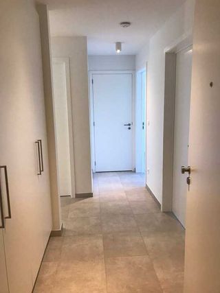 Energiezuinig en ruim 2-slaapkamer appartement met een extra autostaanplaats, afgesloten fietsenberging en eigen pakket zonnepanelen waardoor u...