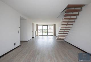 <p>Dit appartement biedt u een bijzondere lichtinval dankzij z’n grote ramen (aan 3 zijden).</p>
<p>Het appartement is gelegen in een rustige omgeving met bushalte en parking voor de deur en anderzijds scholen, buurtwinkels, bakker, slager, … op wandelafstand. Daarnaast zijn de centra van Sint-Kruis en Brugge vlakbij en vlot bereikbaar via het openbaar vervoer.</p>
<p>Derde verdieping: ruime en lichtrijke woonkamer (51m²) met rechtstreekse toegang tot de twee ruime terrassen, volledig geïnstalleerde keuken (10m²) met aansluitende berging, bureau/derde kamer (13m²), ook via deze kamer kunt U naar het terras, badkamer met enkele wastafel, douche en gastentoilet. Bij het binnenkomen is er tevens een ingemaakte vestiairekast voorzien. Via de moderne trap krijgt U toegang tot de vierde verdieping. <br />Vierde verdieping: 2 slaapkamers (21 en 13m²), badkamer met dubbele wastafel, bad met douchewand en apart toilet.</p>
<p>Er is ook een ondergrondse kelder inbegrepen in de prijs.</p>
<p>Aankoop ondergrondse garage aan €30.000 .</p>
<p>Bekijk alvast ook de virtual tour: https://view.ricoh360.com/b1ec553e-7a79-42c1-a287-c3fe01227699 .</p>
<p>Van deze lichtrijke penthouse op rustige locatie uw nieuwe thuis maken?</p>
<p>Contacteer Bonne Vastgoed 7 op 7 voor meer info via 0468/10.40.40 of info@bonnevastgoed.be.</p>
<p></p>
<p></p>