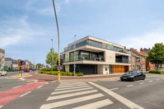 Dit nieuwbouw appartement met mogelijkheid tot kantoor of praktijk heeft een totale oppervlakte van ca. 117m². Het modern appartement is heel energiezuinig (label A, E-peil 17). Er is ook een tuin van ca. 70m² en een terras van ca. 10m².Bij het pand zijn er ook 2 parkeerplaatsen in het gebouw beschikbaar. In de straat is er ook voldoende parkeergelegenheid voor klanten en bezoekers. Indeling van het pand:- afzonderlijke ingang met toegang tot het appartement- kantoor/praktijkruimte met afzonderlijke toegang (via de Godshuislaan)- ingerichte badkamer- landschapsbureau met open keuken- berging- sanitair- technische ruimte- terras en tuin- beschikbaar: 2 privatieve staanplaatsen in het gebouw, voorzien om elektrisch te laden (apart aan te kopen)Verkoop onder btw-stelsel. Deze AI-visualisaties zijn bedoeld als inspiratie. Er werd geen rekening gehouden met technische specificaties, stedenbouwkundige voorschriften of de concrete mogelijkheden tot realisatie.Bent u op zoek naar een appartement op commerciële topligging met mogelijkheid tot praktijk of kantoor? Neem dan snel contact op met Mathias via 0472 18 39 90 of mathias.lauwyck@dewaele.com!