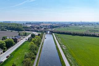 Le long du canal Plassendale - Nieuwpoort à Oudenburg, nous trouvons cette maison individuelle entièrement rénovée. La maison offre une superficie habitable exceptionnelle de 355 m² et est située sur un grand terrain de 590 m².<br /><br />En entrant, vous arrivez dans un hall d'entrée avec un salon lumineux attenant. Il y a aussi une cuisine entièrement équipée avec accès à la terrasse ensoleillée.<br />Le rez-de-chaussée comprend également une première chambre et une salle de bains.<br /><br />Au premier étage, vous trouverez trois grandes chambres, un dressing et une deuxième salle de bains. Le deuxième étage offre un confort supplémentaire avec deux chambres supplémentaires et une troisième salle de bains.<br /><br />Le sous-sol est un véritable atout avec un espace bien-être complet comprenant un sauna, une cabine infrarouge et une douche à l'italienne avec pas moins de 6 fonctions. Dans le jardin, vous trouverez une piscine et un jacuzzi - parfait pour une détente ultime.<br /><br />Cette maison a été entièrement rénovée par les propriétaires actuels, à la fois sur le plan énergétique et spatial. Ainsi, 30 panneaux solaires ont été installés, un chauffe-eau solaire de 400 litres est présent pour l'eau chaude sanitaire et la piscine. Étiquette énergétique - C !<br /><br />Il y a aussi une grande allée et un garage avec une connexion pour une borne de recharge. Par une porte, vous pouvez facilement profiter d'une promenade ou d'une balade à vélo le long du chemin de halage, et un peu plus loin, il y a un endroit pour amarrer un bateau.<br /><br />Cet emplacement unique offre l'endroit idéal pour profiter de la vue panoramique sur les polders depuis la terrasse de la cuisine le soir.<br /><br />Vous cherchez une maison spacieuse et économe en énergie? Contactez-nous et planifiez votre visite !