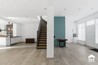 <p><strong>Te koop: zeer ruime en lichtrijke woning met 5 slaapkamers in Nieuwkerke</strong></p>

<p>Deze karaktervolle woning in de Seulestraat 21 werd reeds grotendeels gerenoveerd en combineert authentieke charme met hedendaags comfort. Dankzij de grote raampartijen geniet de woning van bijzonder veel natuurlijke lichtinval.</p>

<p><strong>Indeling</strong><br />• Zeer ruime en lichtrijke woonkamer<br />• Aansluitende eetkamer<br />• Volledig uitgeruste keuken<br />• 5 slaapkamers<br />• Badkamer<br />• Afzonderlijk bureel<br />• Apart toilet<br />• Grote kelder<br />• Extra multifunctionele ruimte<br />• Terras en gezellige stadstuin</p>

<p><strong>Troeven</strong><br />• Zeer ruime woning met veel natuurlijke lichtinval<br />• Reeds grotendeels gerenoveerd<br />• EPC-label B<br />• Elektriciteit conform<br />• Geen renovatieplicht<br />• Hoge plafonds en karaktervolle uitstraling<br />• Zonnepanelen<br />• Mogelijkheid om vlakbij een garage te huren<br />• Centrale ligging in het centrum van Nieuwkerke</p>

<p><strong>Bereikbaarheid</strong><br />• Bailleul op ca. 8 km<br />• Ieper op ca. 14 km<br />• Poperinge op ca. 15 km<br />• Rijsel op ca. 30 km<br />• Tourcoing op ca. 35 km<br />• Kortrijk op ca. 45 km</p>

<p>Neem contact op met je ERA-makelaar voor meer informatie of een bezoek.</p>

<p><strong>JOUW DROOMHUIS. ZO GEVONDEN!</strong></p>