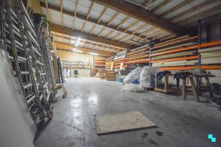 Deze opslagruimte van ca. 230 m² met automatische sectionaalpoort is vlot bereikbaar gelegen langs de verbindingsweg Kortemark-Gits. Beschikbaar...