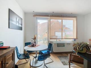 Volledig gerenoveerd flat, gelegen op de 2e verdieping in een kleinschalige residentie.<br /><br />Deze gezellige flat bestaat uit een lichtrijke leefruimte, keuken dewelke volledig uitgerust is met een keramisch kookvuur, dampkap, spoelbak, koelkast met vriesvak en microgolf. Daarnaast is er slaapkamer met aansluitend een badkamer met douche en lavabo. Er is een aparte gastenwc in de inkomhal.<br /><br />Het appartement heeft ook een klein, zonnig terras.  <br /><br />Dit appartement is beschikbaar vanaf 01/12/2025! <br /><br />De huurprijs bedraagt 775 euro per maand. Forfait van 25 euro voor de gemeenschappelijke lasten. Alle verbruik is individueel.<br /><br />Interesse? Plan je bezoek in via onze website www.living-stone.be!