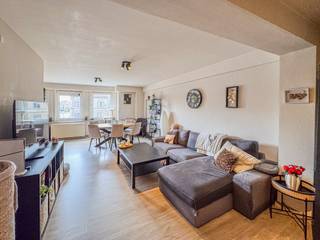 Dit appartement is gelegen in de nabijheid van alle nodige voorzieningen zoals scholen, winkels, openbaar vervoer,... <br />en bestaat uit:<br /><br />KELDER:<br />Ruime private kelderberging.<br /><br />GELIJKVLOERS:<br />Gemeenschappelijke inkomhal en fietsenstalling.<br /><br />VERDIEP 2:<br />Leefruimte met zicht op de Grote Markt - open ingerichte keuken met dubbele spoelbak, koelkast, elektrische kookplaat en dampkap - slaapkamer - ingerichte badkamer met toilet, wastafel en instapdouche.<br /><br />ALGEMEEN:<br />- Schrijnwerk: PVC - dubbel beglazing.<br />- Zeer centrale ligging!<br />- Lift aanwezig in het gebouw!<br />- Vrij vanaf 01/10/2026.<br />- Gemeenschappelijke kosten: 25€/maand<br /><br />Meer info op www.vastgoedvanoverschelde.be