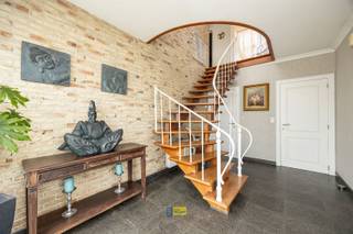 <p><span>Vlakbij park Vordenstein en op korte afstand van Schoten centrum bieden wij u deze uitstekend onderhouden vrijstaande woning op een perceel van 1011m².</span></p><p><span>De woning beschikt over een aanzienlijke bewoonbare oppervlakte van ca. 200m² en is voorzien van 4 ruime slaapkamers als ook biedt een onafgewerkte zolder de mogelijkheid tot het afwerken tot extra kamers.</span></p><p><span>De grote, licthrijke leefruimte loopt naadloos over in een ruime, volledig ingerichte leefkeuken met doorgang naar het terras met zonneluifel. Achteraan in de verzorgde, aangelegde tuin bevindt zich nog een extra garagebox.</span></p><p><span>Verder is de woning voldoende geïsoleerd als ook voorzien van nieuwe ramen met HR glas en zorgen zonnepanelen mede voor energiezuinige woning.</span></p><p><span>Interesse? Boek dan snel uw afspraak en kom zeker niet TE LAET!</span></p><p><span> </span></p><p><span> </span></p>
