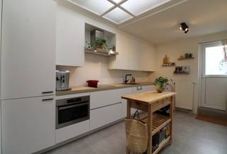 Prachtige woning op zeer gunstige ligging mét garage. Deze woning bestaat uit een ruime en lichte woonkamer met bureauruimte, open keuken (met combi-oven, ijskast, vaatwasser, keramische kookplaat, … ), inkomhal, badkamer met inloopdouche en lavabomeubel met kolomkast, apart toilet, kelderruimte, 2 ruime slaapkamers waarvan één voorzien is van een grote dressing, een wasplaats en een zeer ruim terras. Er zijn verschillende inbouwkasten voorzien. Daarnaast beschikt deze woning eveneens over een nabijgelegen grote garage. EPC:  234 kWh/m²jaar (label C). HP: € 1.050,- per maand (incl. garage)