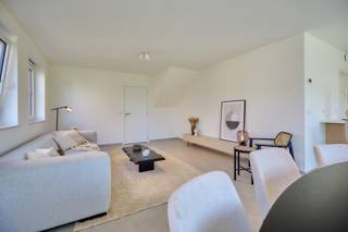 Op wandelafstand van de markt van Pittem transformeren we een voormalige tuinbouwsite tot een moderne, autoluwe woonbuurt met 21 energiezuinige woningen. Langs de Koffiestraat worden 8 woningen gerealiseerd, elk voorzien van een inpandige garage. Achterliggend worden 13 woningen gebouwd voorzien van een carport met de nodige voorzieningen voor elektrisch laden. Wat dit project extra bijzonder maakt, is de gemeenschappelijke groenzone met een rustige verbinding voor fietsers en wandelaars.<br /><br /><strong>Indeling van de woningen:</strong><br />Gelijkvloers: een inkomhal met gastentoilet, ruime en lichtrijke leefruimte met open keuken en een inpandige garage.<br />Verdiep: een nachthal met apart toilet, 3 volwaardige slaapkamers, badkamer met ligbad, inloopdouche en dubbel lavabomeubel. <br />Zolder: te bereiken via het zolderluik. <br /><br /><strong>Troeven van deze woningen:</strong>
<ul>
	<li>Verlaagd btw-tarief van 6% voor afbraak en heropbouw (indien je aan de voorwaarden voldoet)</li>
	<li>Tuinaanleg inbegrepen</li>
	<li>Duurzaam en energiezuinig wonen</li>
	<li>Zuid gerichte tuinen</li>
	<li>Vloerverwarming op het gelijkvloers in combinatie met lucht/water warmtepomp</li>
	<li>Regenwaterput van 7.500 liter aangesloten op toiletten, wasmachine en buitenkraan</li>
	<li>Kies zelf de afwerking van jouw woning volgens eigen smaak en budget – zo maak je van deze woning écht jouw thuis</li>
	<li>Mogelijkheid tot aankopen van een extra private parkeerplaats </li>
</ul>
Of je nu op zoek bent naar een eerste woning, een gezinsvriendelijke thuis of een slimme investering: dit project combineert ligging, duurzaamheid en woonkwaliteit op een unieke manier.<br />Contacteer ons vandaag nog voor meer informatie of een afspraak op ons kantoor te Roeselare. 