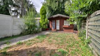 <p><span>In het centrum van Edegem bieden wij u deze gezellige starterswoning met 2 slaapkamers aan. De woning is steeds goed onderhouden geweest maar op heden is enige opfrissing wel aan de orde.</span></p><p><span>De woning werd gebouwd rond 1930 en bevat nog leuke en authentieke elementen. Ze is gelegen op zuidwestgericht perceel van 150m². Achter de woning is er een aangename tuin met tuinberging.</span></p><p><span>De woning is gelegen in directe nabijheid van scholen, winkels, verbindingswegen en openbaar vervoer. Tevens vindt u op wandelafstand het centrum van Edegem.</span></p><p><span>Op heden is de woning verhuurd. De huurovereenkomst kan voor eigen bewoning opgezegd worden mits een opzeg van 6 maanden.</span></p><p><span> </span></p><p><span>De woning beschikt voornamelijk over dubbele beglazing met pvc schrijnwerk. De elektriciteit is nog niet conform aan de voorschriften van het AREI en dient dus vernieuwd te worden.</span></p><p><span>Na keuring werd de woning als "asbestvrij" gecategoriseerd. De centrale verwarming verloopt op gas.</span></p><p><span> </span></p><p><span>Indeling:</span></p><p><span> </span></p><p><span>We betreden de woning in de centrale inkomhal. Aan de linkerzijde van de woning vinden we de lichte leefruimte met hoge plafonds.</span></p><p><span>We lopen verder door naar achter en bereiken de ingerichte keuken. Deze verdient een opknapbeurt. Achter de keuken vinden we de ruime badkamer met ligbad en badkamermeubel met lavabo.</span></p><p><span>Naast de keuken en badkamer, op het gelijkvloers, is er een koer die uitgeeft op de zonnige tuin.</span></p><p><span> </span></p><p><span>Op de eerste verdieping zijn er twee volwaardige slaapkamers.</span></p><p><span>Er is ook een droge kelder op stahoogte.</span></p><p><span>.</span></p><p><span>Graag som ik voor u nog even op troeven op van deze gezinswoning:</span></p><p><span> </span></p><ul><li><span>Centrale locatie in een rustige woonbuurt en toch in het centrum van Edegem. In directe nabijheid van scholen, winkels, openbaar vervoer, ...</span></li><li><span>Uitbreidingsmogelijkheden </span></li><li><span>2 volwaardige slaapkamers </span></li><li><span>Aangelegde tuin met tuinberging</span></li><li><span>Droge kelder</span></li></ul><p><span> </span></p><p><span>EPC: 416kWh/m² (E-label - renovatieverplichting van toepassing).</span></p><p><span>P-score (perceelscore): klasse A</span></p><p><span>G-score (gebouwscore): </span><span>klasse A</span></p><p><span> </span></p><p><span>Voor een bezoek ter plaatse kan u ons contacteren op het nummer 03 449 42 41 of mail ons via hallo@habicom.be.</span></p><p><span>Wenst u de waarde van uw woning te kennen ? Contacteer vrijblijvend onze habicom expert in uw buurt</span></p><p><span> </span></p>