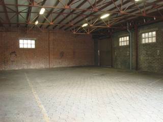 Magazijn van 346 m² te gebruiken als opslagplaats.  Gemeenschappelijke oprit naar magazijn.  Grote automatische poort.  Vernieuwd dak. ...