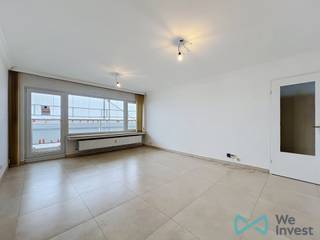 Tel: 0456 87 27 16 / E-mail: juliana.t@weinvest.be<br /><br />We Invest biedt u exclusief dit prachtige appartement met één slaapkamer aan, ideaal gelegen nabij het openbaar vervoer, het winkelcentrum Westland, verschillende sportfaciliteiten (tennis, voetbal, zwemmen, fitness, enz.), het sportcentrum van RSCA en tal van aantrekkelijke groene zones zoals het Astridpark, het Scherdemaelpark en de vijvers van Anderlecht.<br /><br />Het appartement is gelegen op de 17e verdieping van een zeer goed onderhouden gebouw met conciërge en bestaat uit: een inkomhal met ingebouwde kasten, een apart toilet, een douchekamer, een slaapkamer van 13 m², een volledig uitgeruste keuken (koelkast met vriesvak, oven, kookplaat, dampkap, vaatwasser, wijnkelder, wasmachine en droogkast) en een woonkamer die toegang geeft tot een mooi terras.<br /><br />Het appartement beschikt eveneens over een kelder in de ondergrondse verdieping van hetzelfde gebouw.<br /><br />Huurprijs: €1.000/maand<br />Provisie voor gemeenschappelijke kosten: €180/maand (warm en koud water, verwarming en onderhoud van de gemeenschappelijke delen)<br />EPC: C<br /><br />Mogelijkheid om een garagebox in de kelder van hetzelfde gebouw te huren voor €80/maand.<br /><br />Onmiddellijk beschikbaar! Huurovereenkomst van minimum één jaar.<br /><br />Zeker een bezoek waard!<br />Ontdek meer exclusieve panden op www.weinvest.be.